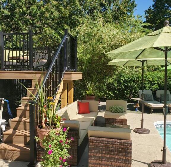 تختخواب و صبحانه Avonview Manor