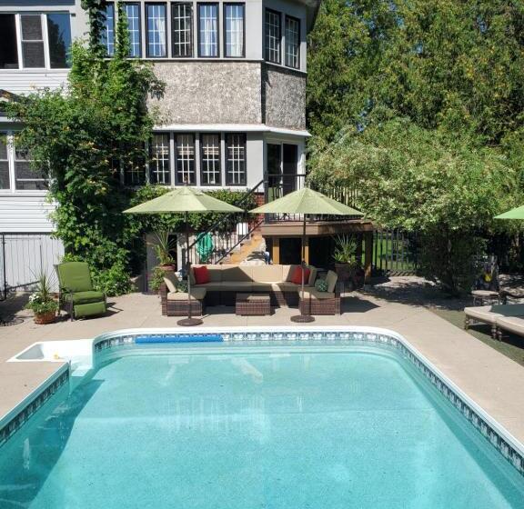 تختخواب و صبحانه Avonview Manor