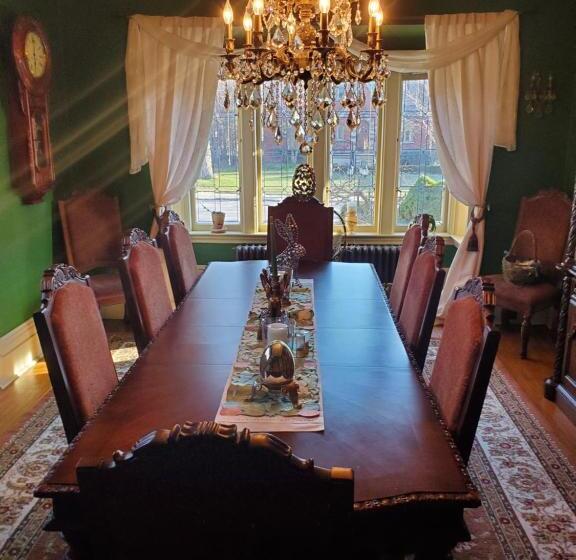 تختخواب و صبحانه Avonview Manor