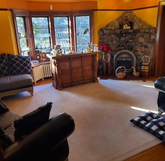 تختخواب و صبحانه Avonview Manor