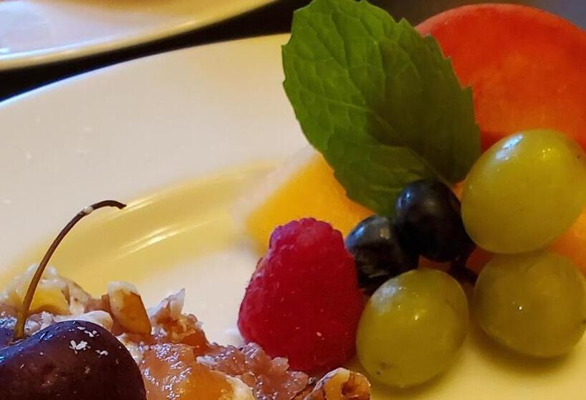 تختخواب و صبحانه Avonview Manor