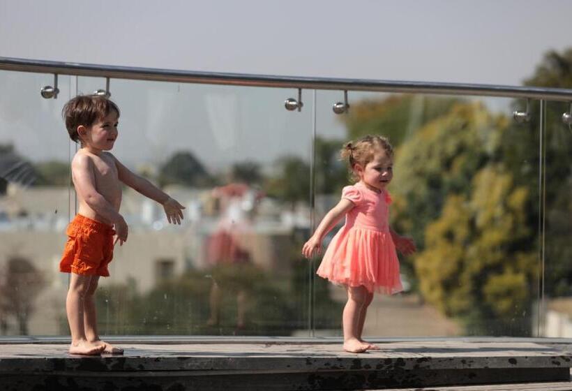 בית מלון כפרי The Capital On The Park