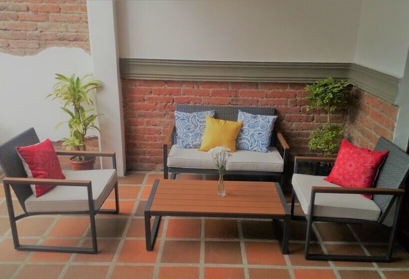 هتل Tikay Cafe Hostel