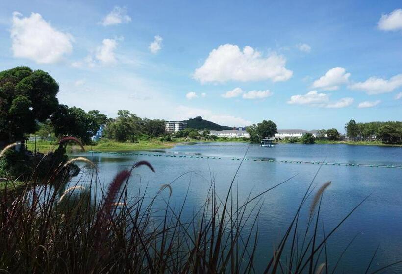 استراحتگاه The Lake Chalong Hotel Sha Plus