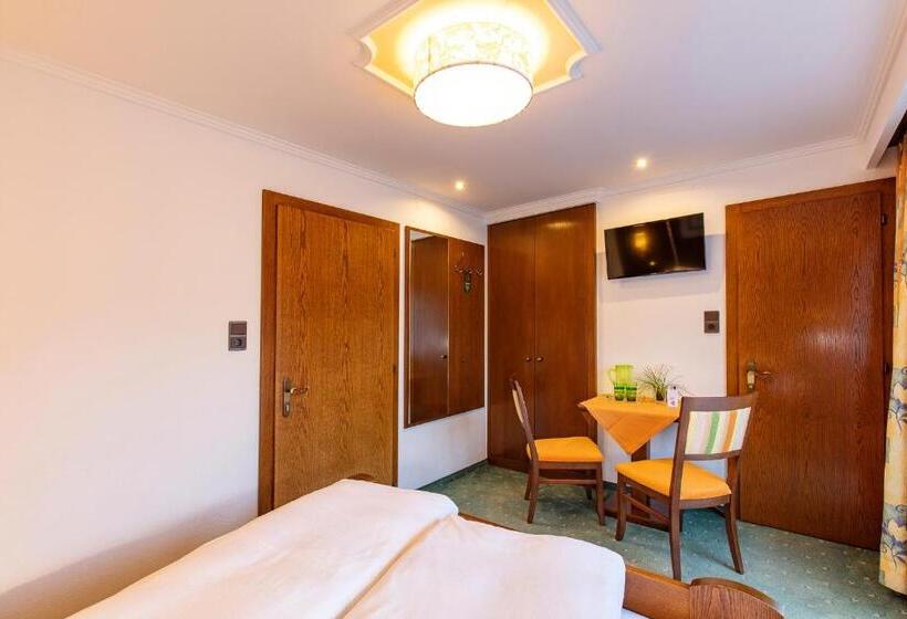 تختخواب و صبحانه Frühstückspension Maier