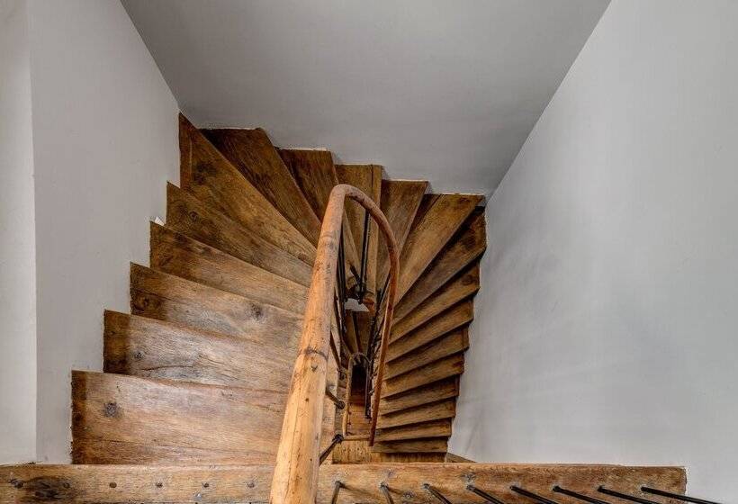 هتل Upstairs Boutique