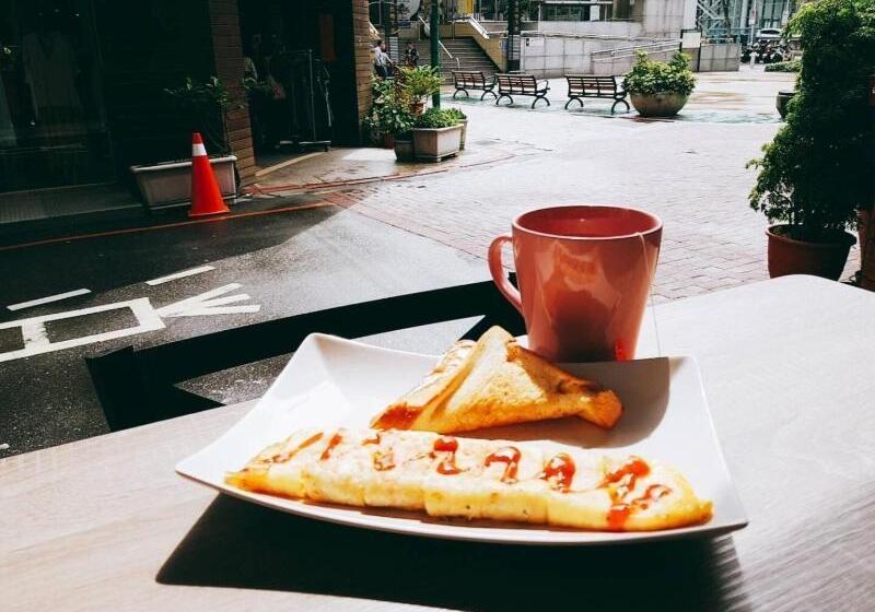 Old Door Hostel & Bar