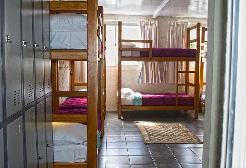 Alevines Playa El Emir Hostel & Suites