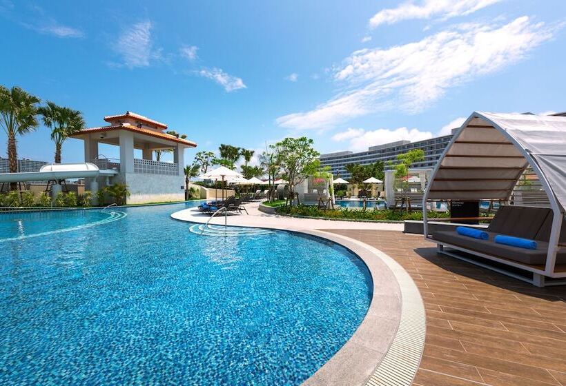 فندق Doubletree By Hilton Okinawa Chatan Resort