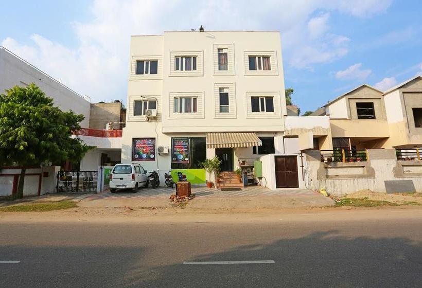 فندق Collection O 28716 Aditya Residency