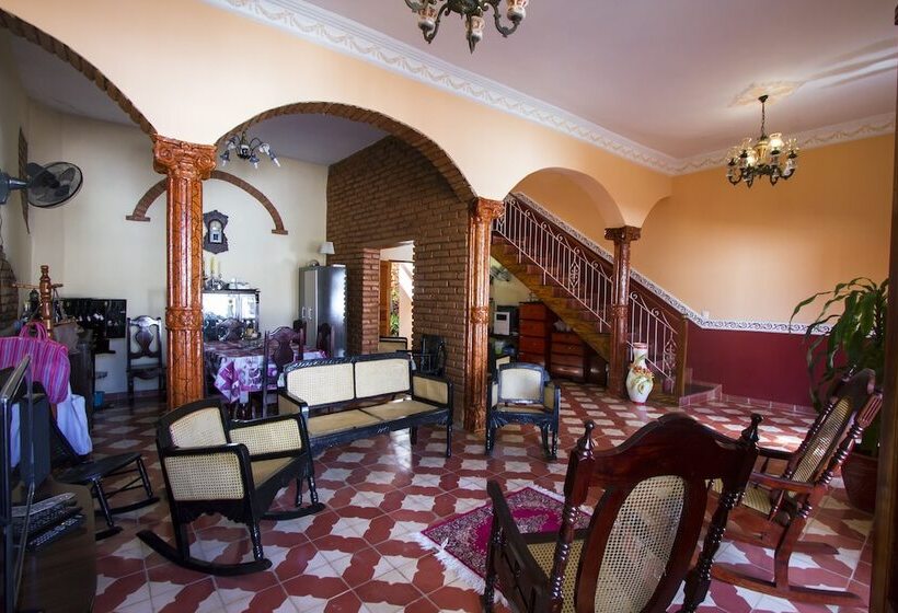 هتل Hostal Groning