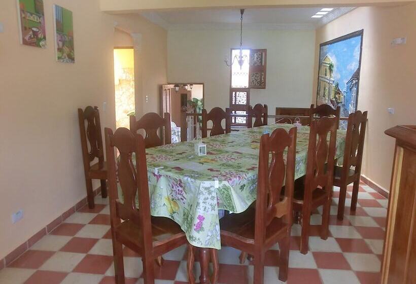هتل Hostal Groning