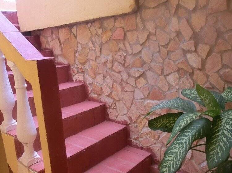 هتل Hostal Groning