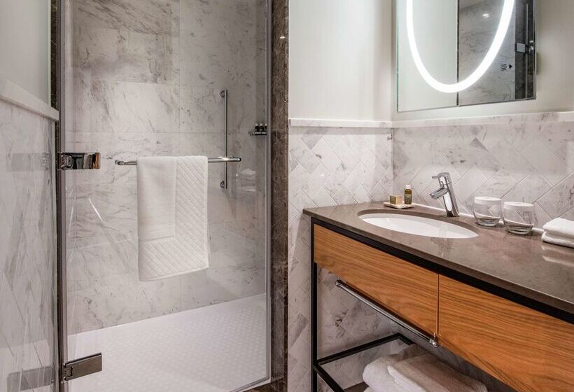 בית מלון כפרי Lincoln Plaza London, Curio Collection By Hilton