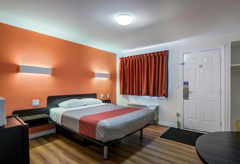 Motel 6 Sudbury, On