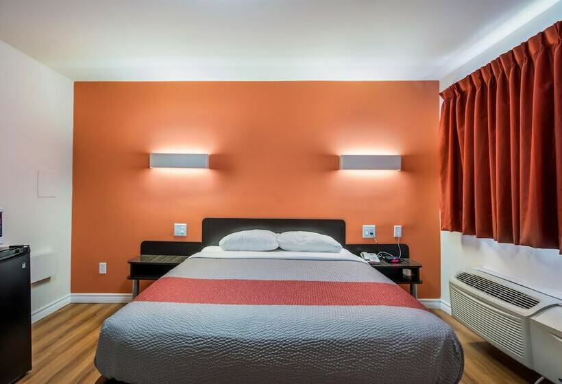 Motel 6 Sudbury, On