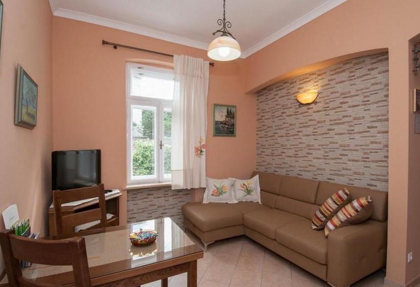 هتل Apartments Villa Nola