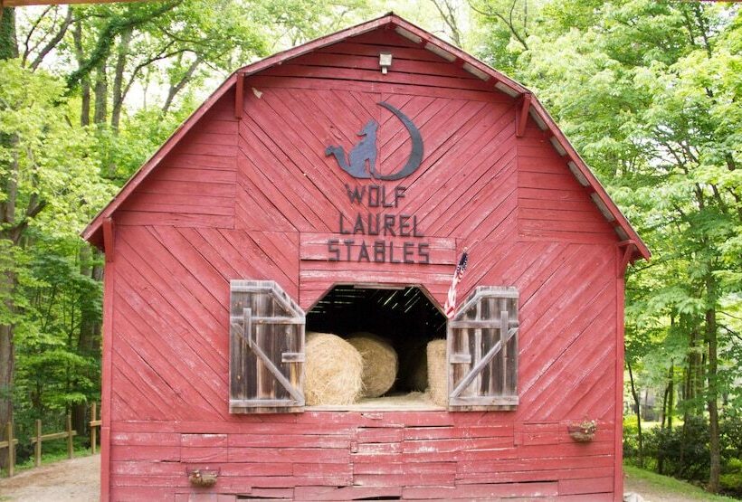 ホテル Bald Mountain House Inn At The Wolf Laurel Resort