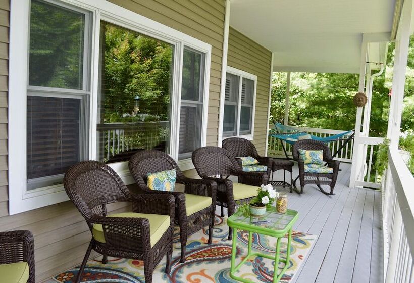 ホテル Bald Mountain House Inn At The Wolf Laurel Resort
