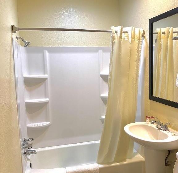בית מלון כפרי Whistling Pines   Daily & Extended Stay, Elizabeth City