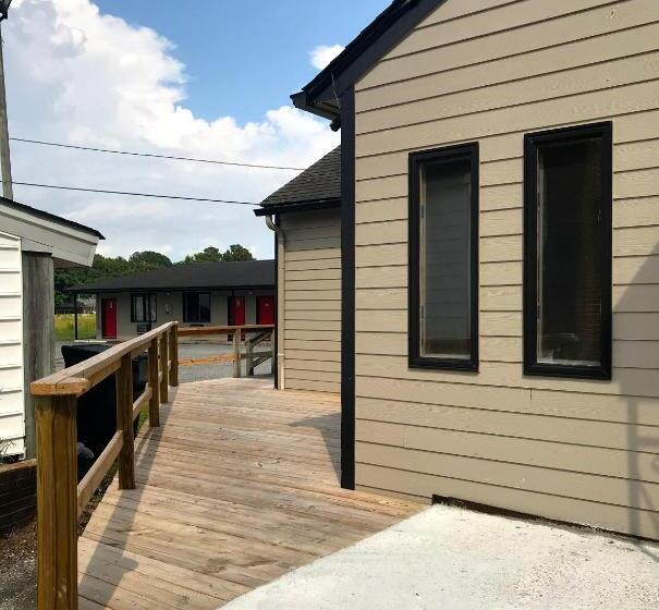 בית מלון כפרי Whistling Pines   Daily & Extended Stay, Elizabeth City