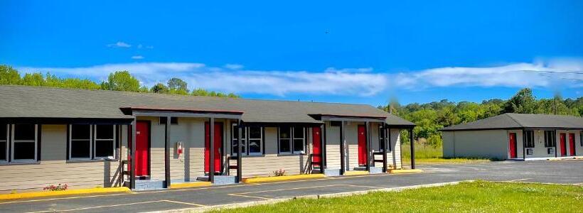 בית מלון כפרי Whistling Pines   Daily & Extended Stay, Elizabeth City