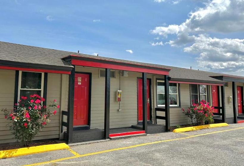 בית מלון כפרי Whistling Pines   Daily & Extended Stay, Elizabeth City