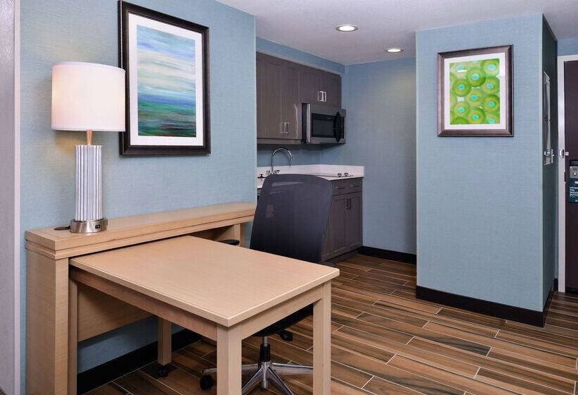 هتل Homewood Suites By Hilton Des Moines Airport