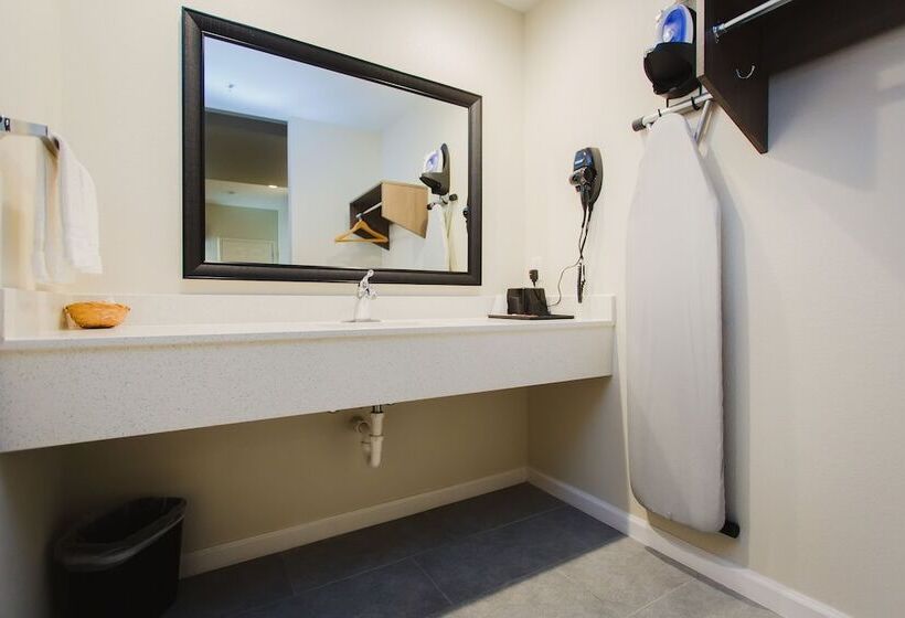 هتل Scottish Inn & Suites  Atascocita