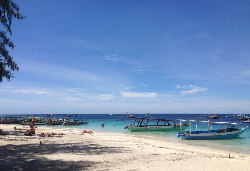 مسافرخانه Warna Beach