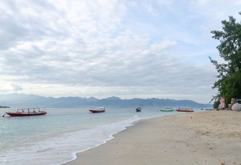 مسافرخانه Warna Beach
