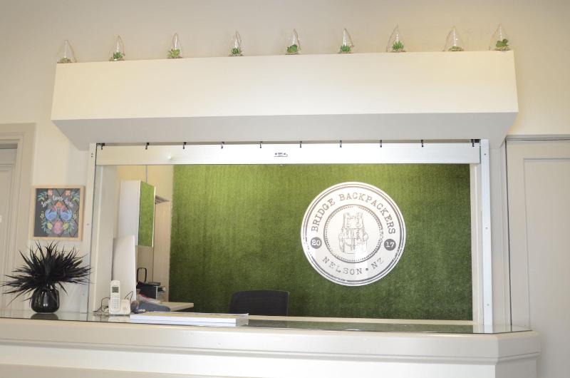 هتل Bridge Backpackers