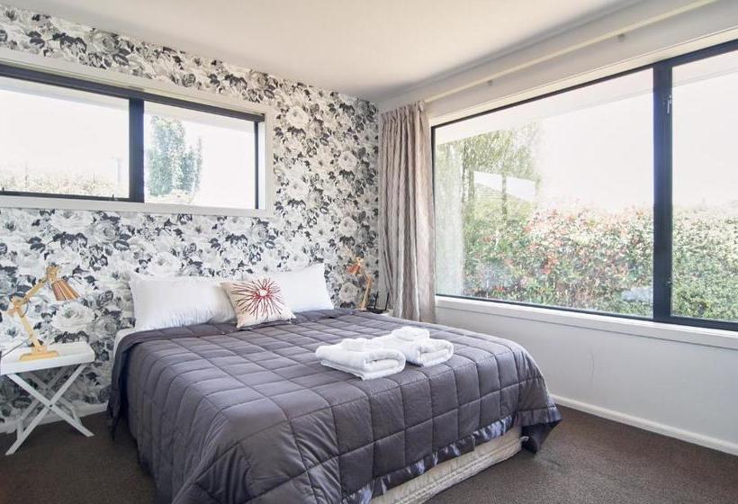 هتل Brookside Villa