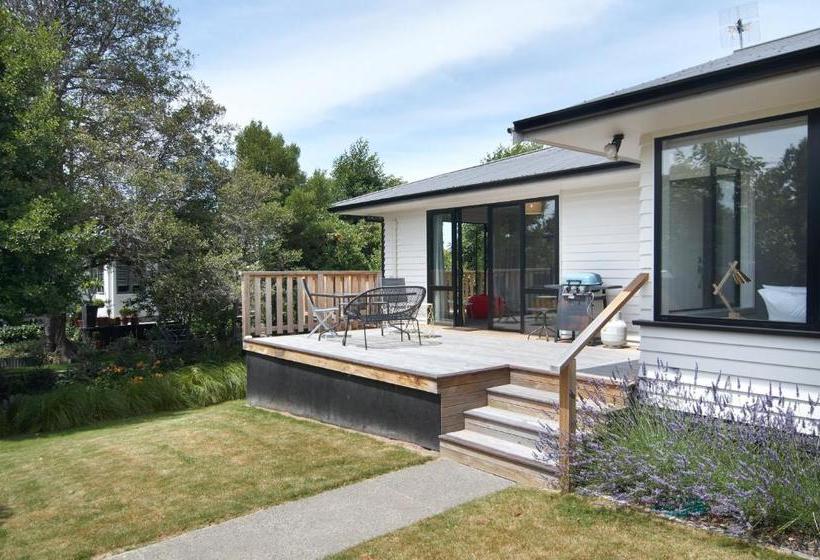 هتل Brookside Villa