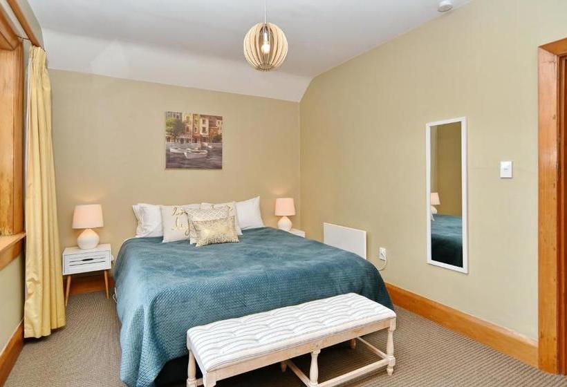 هتل Racecourse Villa - Christchurch Holiday Homes