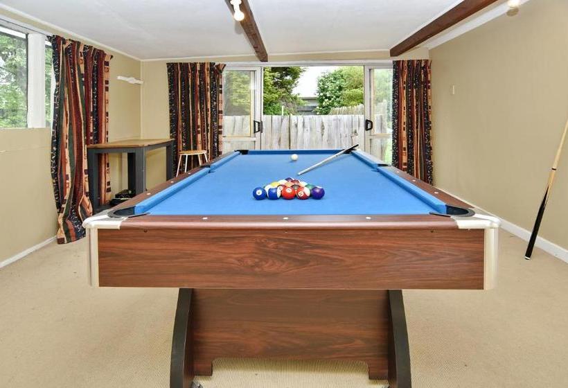 هتل Racecourse Villa - Christchurch Holiday Homes