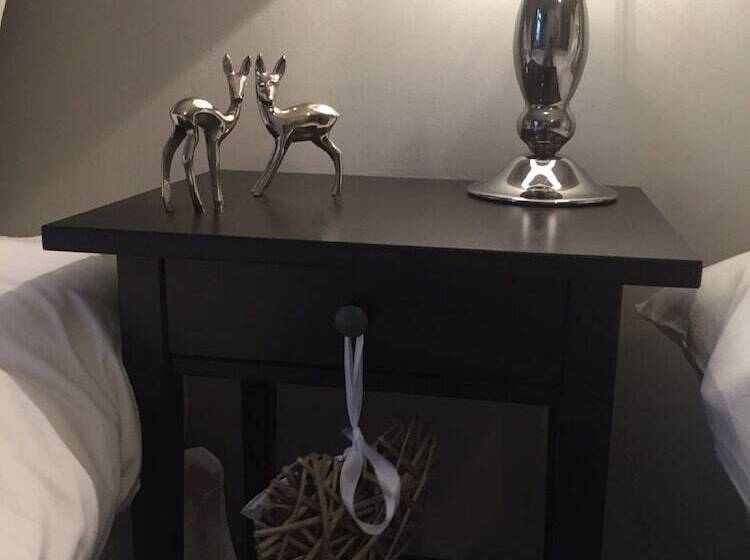 هتل Illshaw Heath Farm Guest Lodge