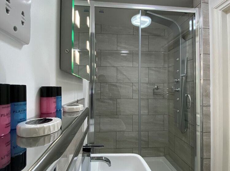 فندق The Charles