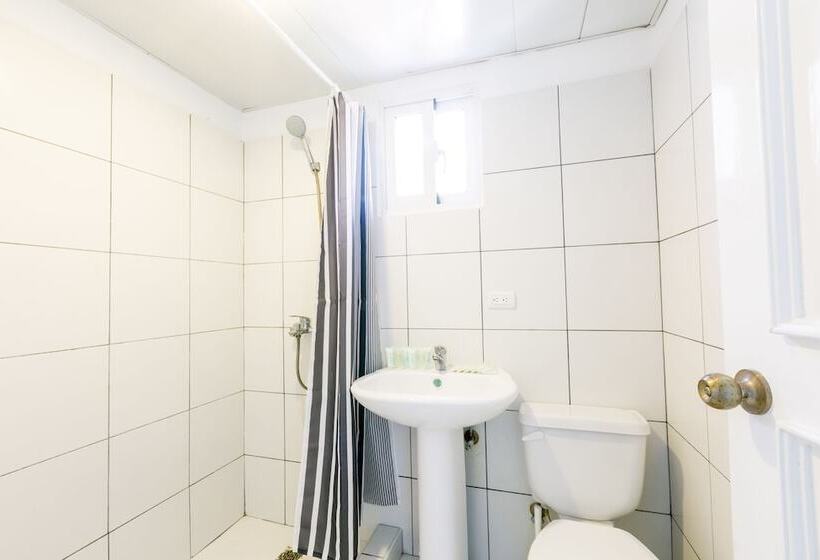 ホテル Tropicana Suites Deluxe Beach Club & Pool