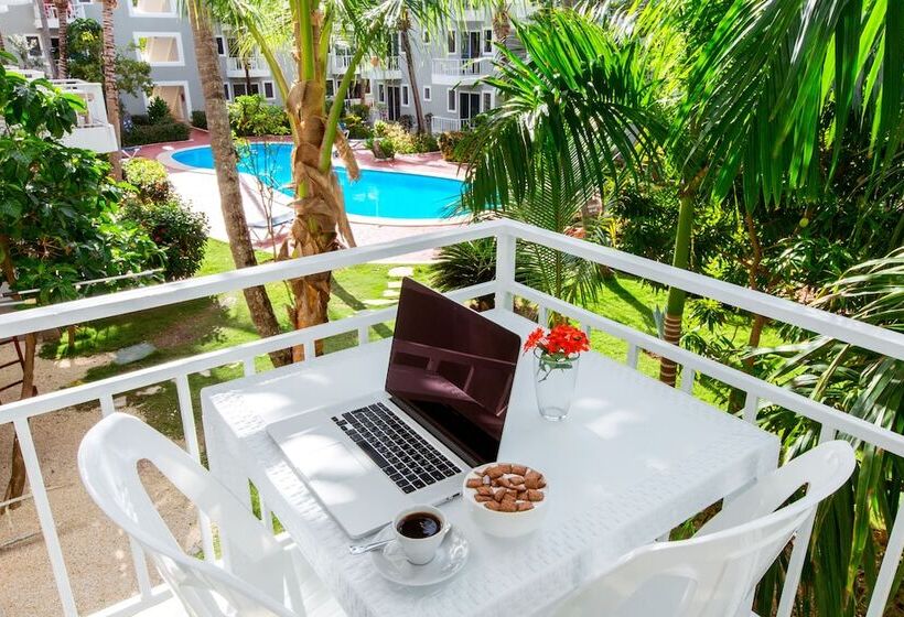 ホテル Tropicana Suites Deluxe Beach Club & Pool