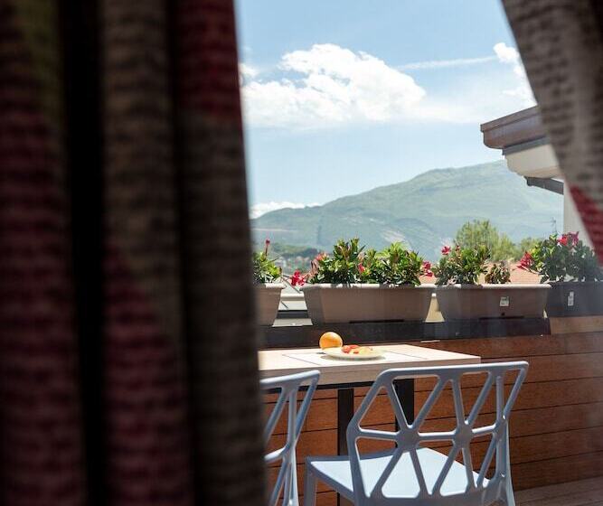 هتل Holiday Iv Gardan