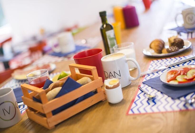 هتل Holiday Iv Gardan