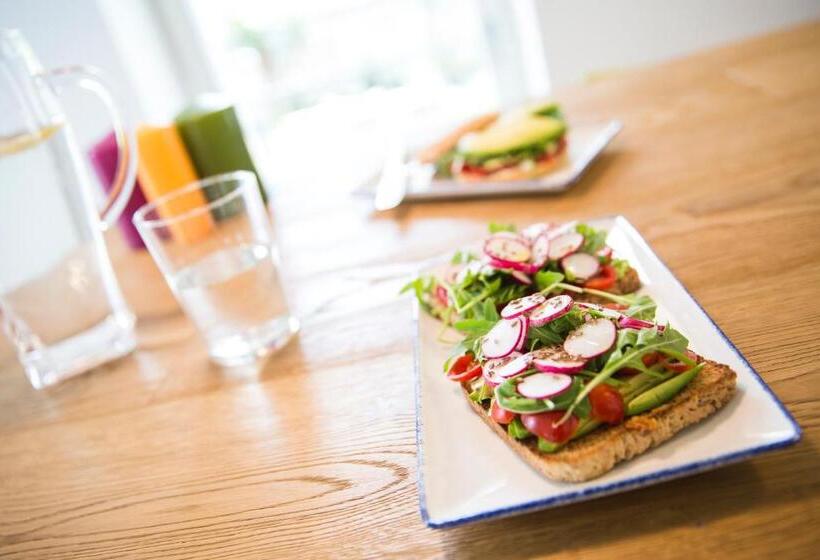 هتل Holiday Iv Gardan