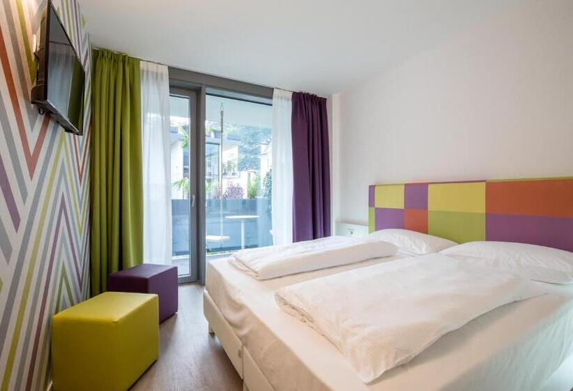 هتل Holiday Iv Gardan