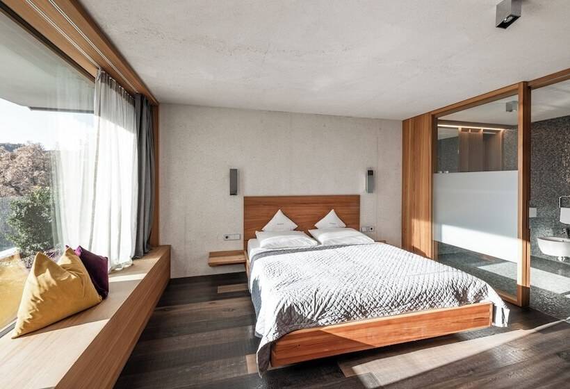 هتل La Paula Apartments & Suites