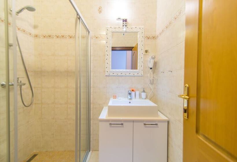 בית מלון כפרי Apartments And Rooms With Wifi Vrsar, Porec   3007
