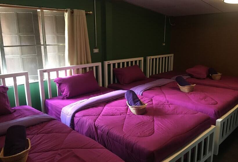 هتل Resting Place Hostel