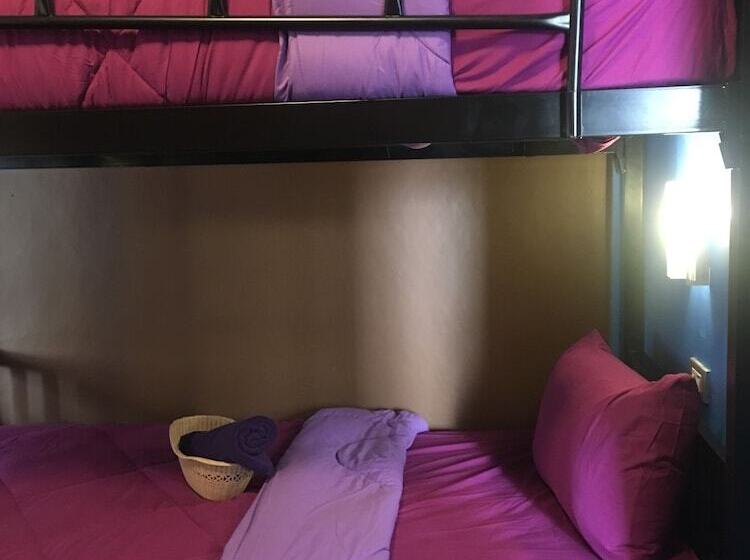هتل Resting Place Hostel
