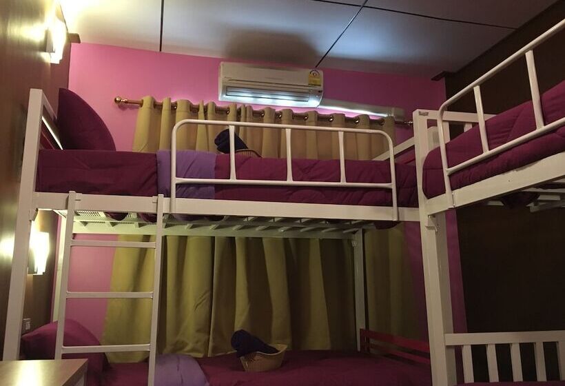 هتل Resting Place Hostel