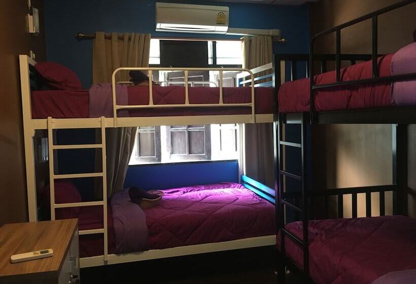 هتل Resting Place Hostel